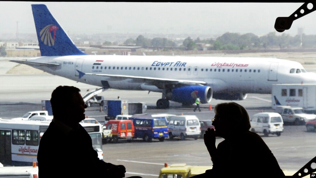 Sebuah pesawat maskapai "Egyptair" milik Mesir di bandara Kairo (foto: dok). Rusia melarang pesawat maskapai penerbangan nasional Mesir terbang ke Rusia.