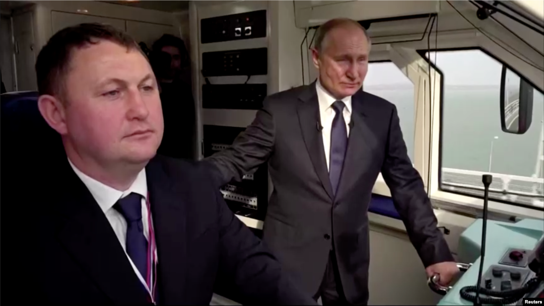 Presiden Rusia Vladimir Putin (kanan) saat meresmikan jembatan Kereta Api dari daratan Rusia ke Semenanjung Krimea, Senin (23/12).