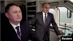 Президент Владимир Путин на церемонии открытия железнодорожного сообщения между Россией и аннексированным Крымом.