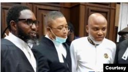 Nnamdi Kanu da lauyoyinsa a zaman kotun da aka yi a ranar Alhams (Hoto: Channels TV)