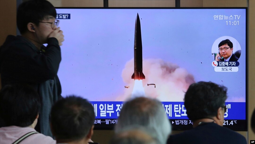 People watch a TV showing a news program reporting North Korea's missile launch, at the Seoul Railway Station in Seoul, South Korea, May 5, 2019.