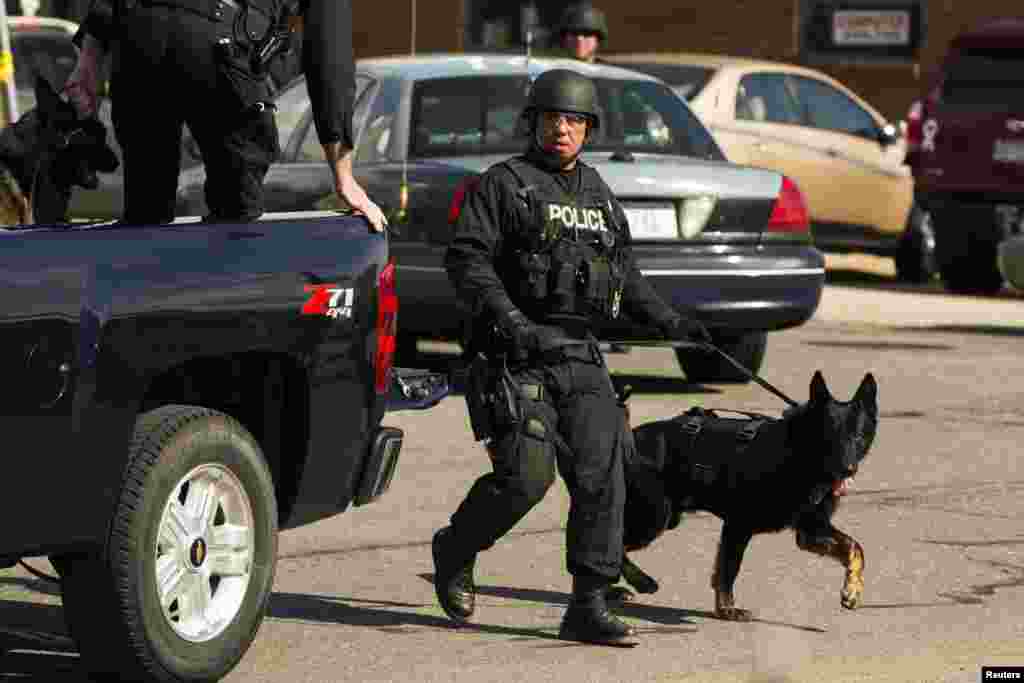 La polic&iacute;a realiza un rastreo con perros especializados de la unidad de desactivaci&oacute;n de explosivos en vecindarios de Towertown y sus alrededores.