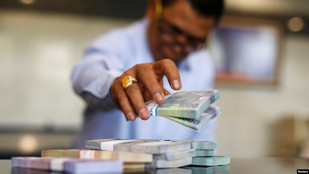 Petugas Bank Indonesia menghitung uang rupiah di kantor pusat di Jakarta, Oktober 2014.