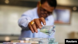 Seorang teller di Bank Indonesia menghitung Rupiah di kantor pusat di Jakarta, 27 Oktober 2014. (Foto: ilustrasi)