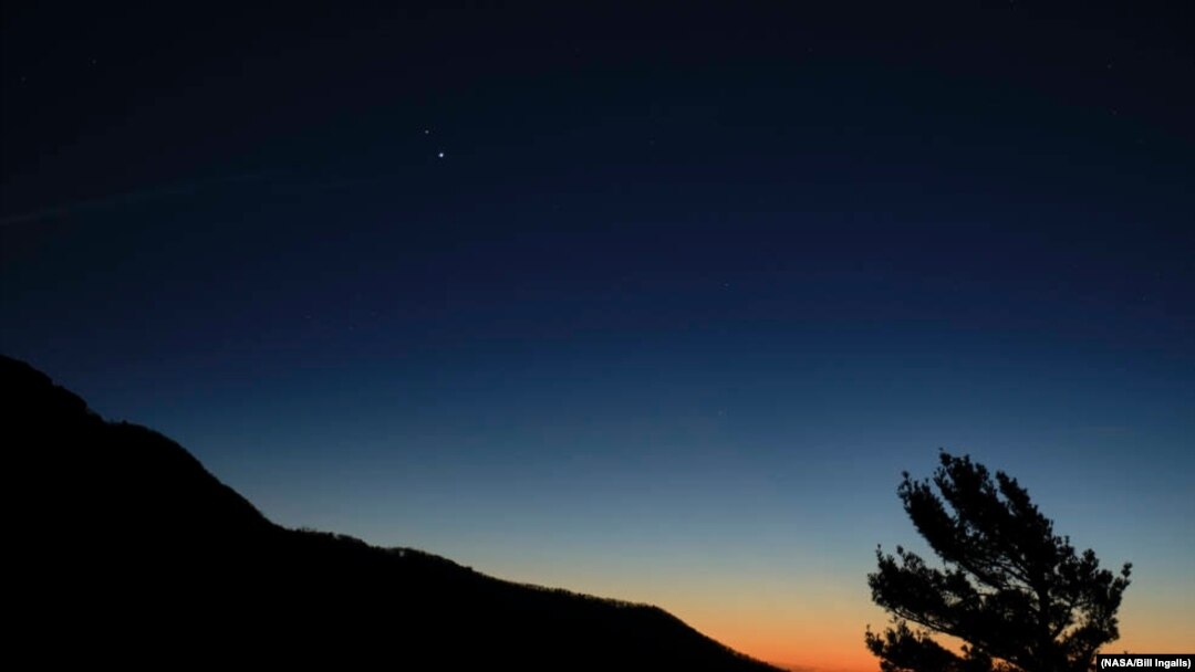 Saturno, arriba y Júpiter abajo, se ven después del atardecer desde el Parque Nacional Shenandoah, el domingo 13 de diciembre de 2020, en Luray, Virginia. Foto:(NASA/Bill Ingalls).