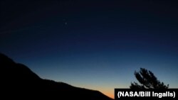 Saturno, arriba y Júpiter abajo, se ven después del atardecer desde el Parque Nacional Shenandoah, el domingo 13 de diciembre de 2020, en Luray, Virginia. Foto:(NASA/Bill Ingalls).