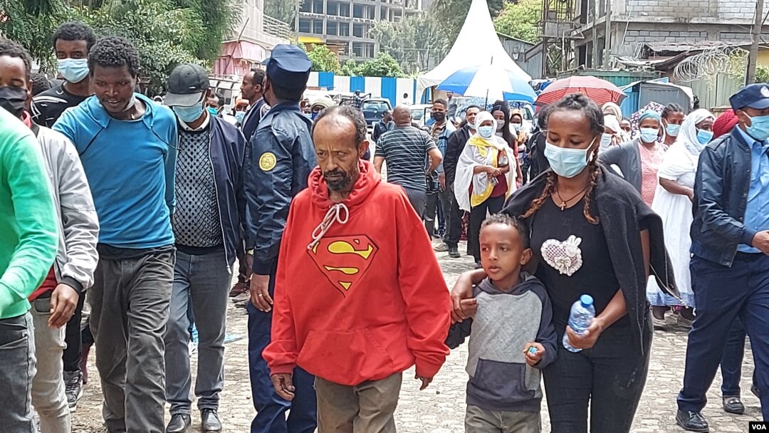 Para pemilih bersemangat memberikan suara di Addis Ababa, pemilu pertama dalam 6 tahun di Ethiopia, Senin (21/6).