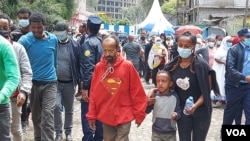 Para pemilih bersemangat memberikan suara di Addis Ababa, pemilu pertama dalam 6 tahun di Ethiopia, Senin (21/6).