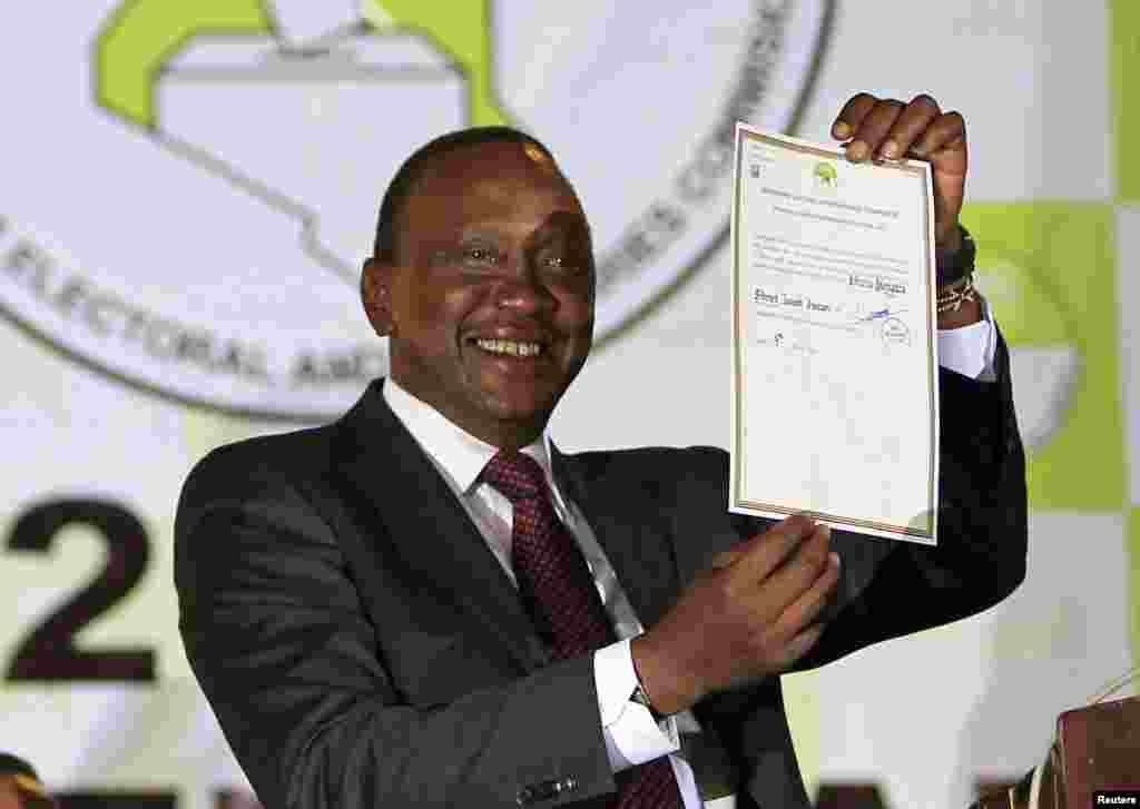 肯尼亚总统当选人肯雅塔2013年3月9日在首都内罗毕展示肯尼亚选举委员会授予的当选证书。