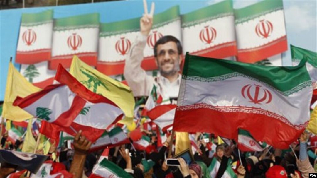 Puluhan ribu pendukung Hezbollah melambaikan bendera Lebanon bersama bendera Iran dan poster Ahmadinejad, saat mendengarkan pidato Presiden Mahmoud Ahmadinejad di Lebanon Selatan, dekat perbatasan Israel.