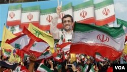 Puluhan ribu pendukung Hezbollah melambaikan bendera Lebanon bersama bendera Iran dan poster Ahmadinejad, saat mendengarkan pidato Presiden Mahmoud Ahmadinejad di Lebanon Selatan, dekat perbatasan Israel.