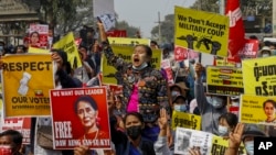 Demonstran memprotes junta militer Myanmar atas penangkapan Aung San Suu Kyi di Mandalay, Myanmar, 18 Februari 2021. (Foto: AP)