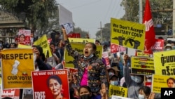 Demonstran memprotes junta militer Myanmar di Mandalay, Myanmar, 18 Februari 2021. (Foto: AP)