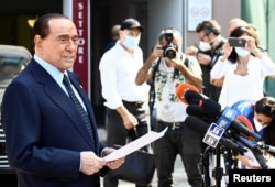 Berlusconi se obraća javnosti nakon otpuštanja iz bolnice gdje je bio liječen od kovida, septembar 2020.