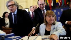 Organization of American States (OAS) Secretary General Luis Almagro (L) and Argentine Foreign Minister Susana Malcorra open a meeting of foreign ministers to discuss the situation in Venezuela in Washington, May 31, 2017. 