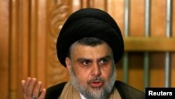 Moqtada al-Sadr prend la parole lors d’une conférence de presse à Najaf, en Irak, le 17 mai 2018.