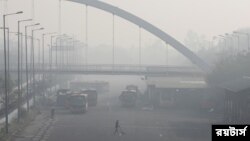 Seorang pria menyapu di terminal bus pada pagi yang berkabut di New Delhi, India, 16 November 2021. REUTERS/Anushree Fadnavis