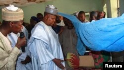 Gwamna Kashim Shettima na Jihar Borno yana ziyarar marasa lafiya a asibitin garin Baga.