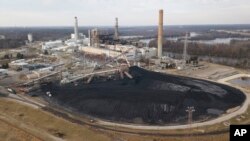 Sebuah timbunan besar batubara disimpan di lahan milik pembangkit listrik tenaga batubaara Chesterfield milik Dominion Energy di Chester, Va, Senin, 4 Desember 2017 (foto: AP Photo/Steve Heiber)