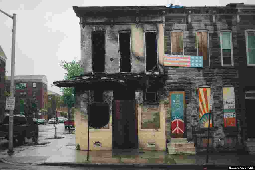 Pendant les manifestations, des incendies ont été perpétrés, comme contre cette ancienne épicerie de Baltimore, le 6 mai 2016. (VOA/ Nastasia Peteuil)