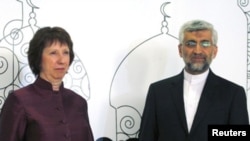 ທ່ານນາງ Catherine Ashton ຫົວໜ້າວາງນະໂຍບາຍການຕ່າງ
ປະເທດຂອງສະຫະພາບຢູໂຣບ ແລະທ່ານ Saeed Jalili ຫົວໜ້າເຈລະຈານີວເຄລຍຂອງອີຣ່ານຖ່າຍຮູບຮ່ວມກັນ ກ່ອນ
ການພົບປະກັນທີ່ກຸງແບກແດ໊ດ. ວັນທີ 23 ພຶດສະພາ 2012.