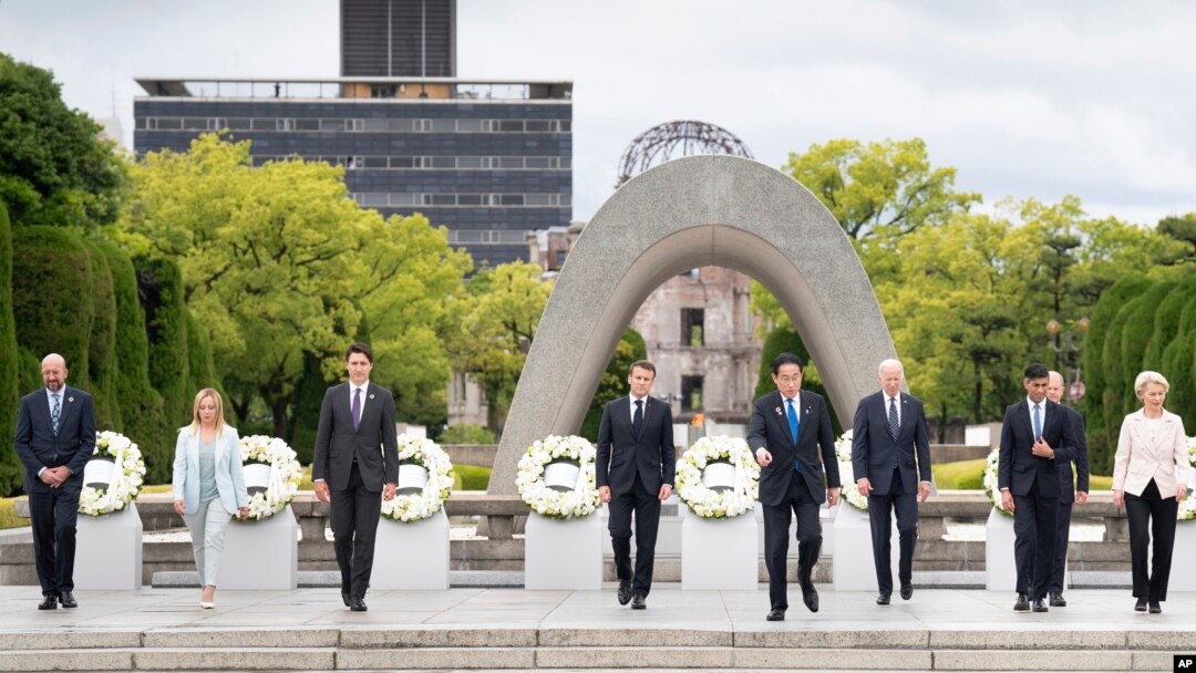 G7領導人在出席會議前在日本廣島核彈爆炸紀念碑獻花圈。（2023年5月19日）