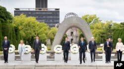G7领导人在出席会议前在日本广岛核弹爆炸纪念碑献花圈。（2023年5月19日）