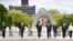 G7領導人在出席會議前在日本廣島核彈爆炸紀念碑獻花圈。（2023年5月19日）