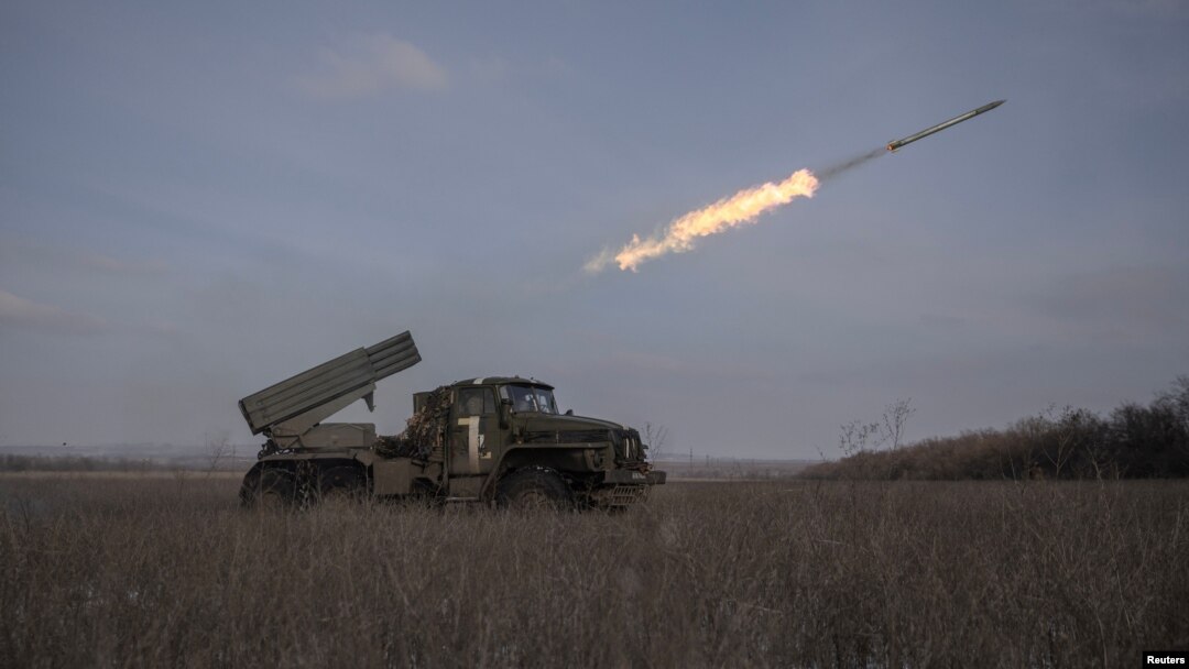 Ukrajinske snage ispaljuju raketu iz višecevnog raketnog lansera BM-21 Grad u regionu Donjecka (Foto: REUTERS/Marko Djurica)