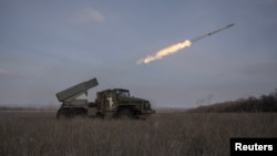 Ukrajinske snage ispaljuju raketu iz višecevnog raketnog lansera BM-21 Grad u regionu Donjecka (Foto: REUTERS/Marko Djurica)