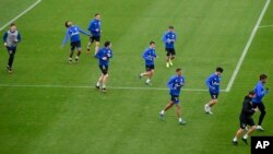 US national player Weston McKennie, second from left, exercises with his Bundesliga team of soccer club FC Schalke 04 during a training session in Gelsenkirchen, Germany, April 29, 2020.