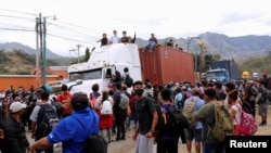 Un grupo de migrantes hondureños intenta pasar un retén policial en Vado Hondo, Guatemala, el pasado 18 de enero, con el objetivo de llegar a Estados Unidos.