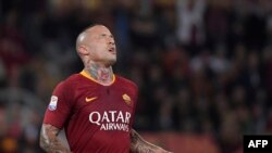 Pesepak bola asal Belgia, Radja Nainggolan, dalam laga Liga Italia Seri, antara AS Roma melawan Juventus di Stadion Olympic, Roma, Italia, 13 Mei 2018.