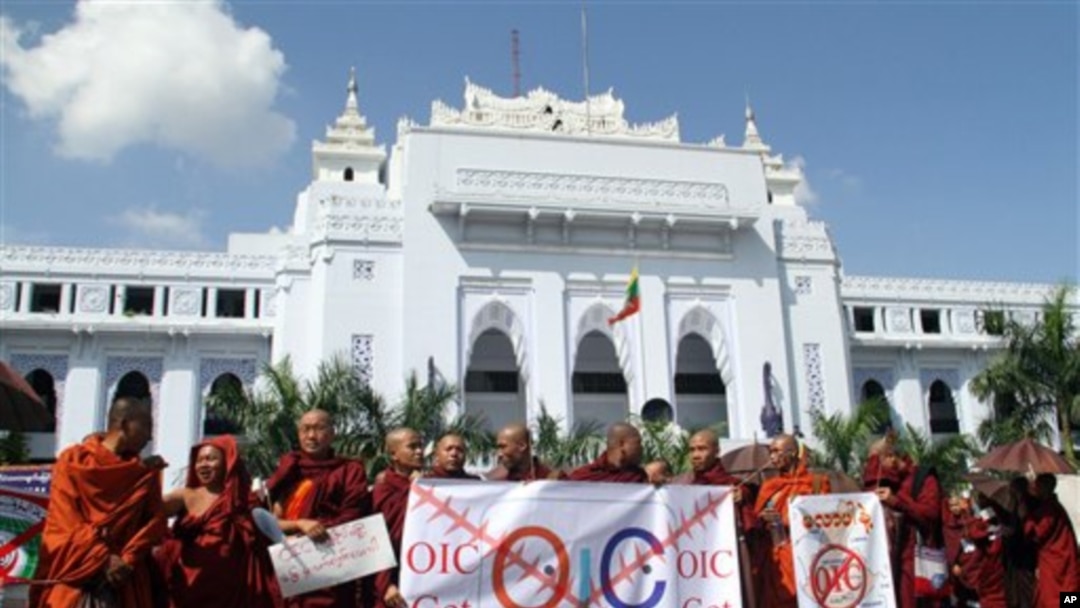 Birmaning Yangon shahrida buddist rohiblar mamlakatda Islom hamkorligi tashkiloti idoralarining ochilishiga qarshi namoyish qilmoqda, 15-oktabr, 2012-yil.