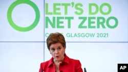 Premye Minis ekòsèz la, Nicola Sturgeon, ki te pran lapawòl nan Inivèsite Strathclyde la, nan Lekòs, anvan lansman Konferans Nasyon Zini sou Rechofman Global la, (COP26). (Foto: Jeff J Mitchell/Pool Photo via AP - Lendi 25 oktòb 2021)