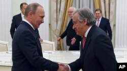 Le président russe Vladimir Poutine, à gauche, se serre la main avec le secrétaire général entrant des Nations unies Antonio Guterres lors de leur rencontre au Kremlin, à Moscou, 24 novembre 2016.