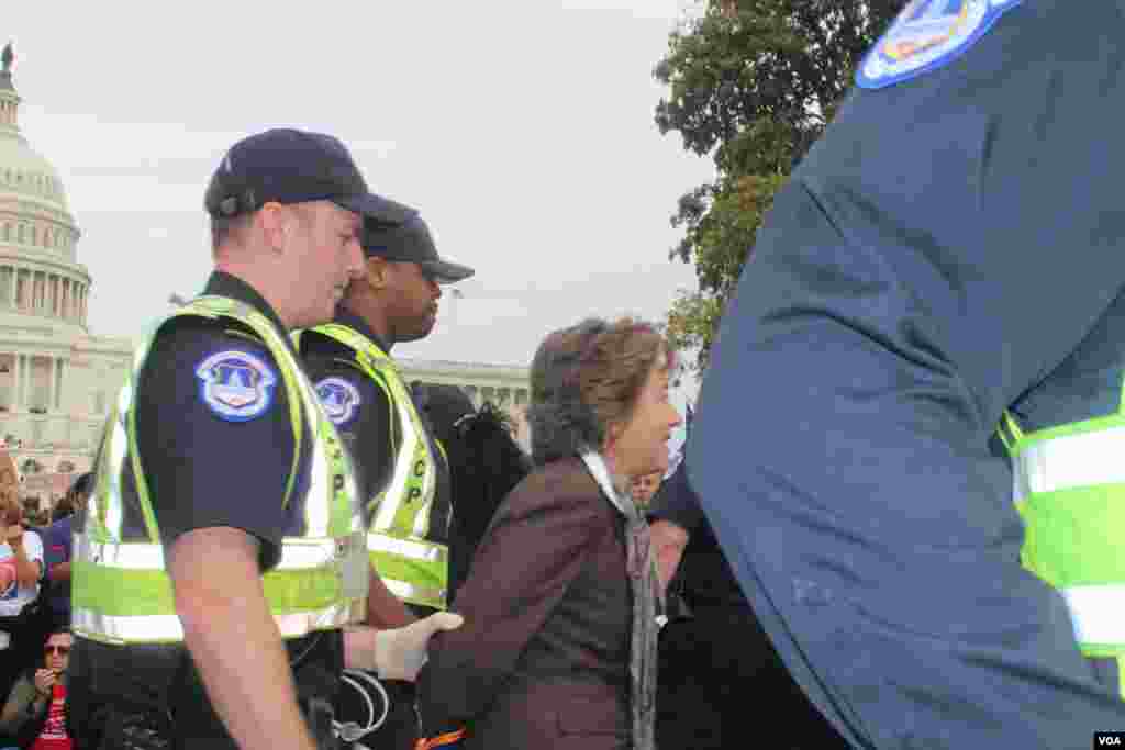 En total fueron arrestados seis congresistas en señal de protesta por la falta de acción de una reforma del sistema de inmigración en el Congreso.