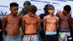 Parte de los detenidos por la policía por su presunta participación en la masacre del día anterior en el barrio Socio Vivienda 2 de Guayaquil, Ecuador, el viernes 7 de marzo de 2025. (Foto AP/Cesar Muñoz).