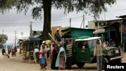 Les passagers se rassemblent à un arrêt de bus dans la ville de Moyale au nord-est du Kenya, à quelque 800 km de Nairobi, le 10 juillet 2008.