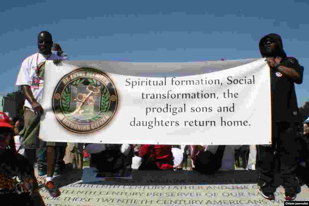 ພວກຮ່ວມເດີນຂະບວນຄົນອື່ນໆ.