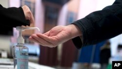 Un hombre se lava las manos durante la primera vuelta de las elecciones municipales, en Lille, norte de Francia, el domingo 15 de marzo de 2020.