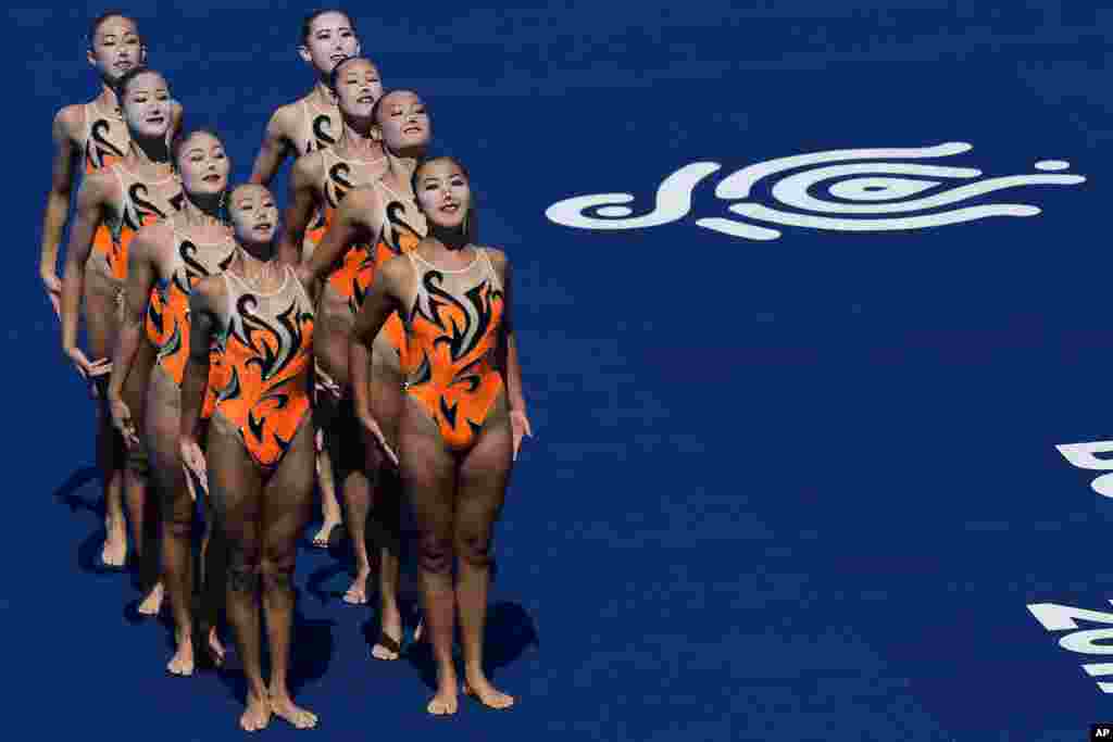 2017 세계수영선수권대회에서 북한의 싱크로나이즈드 스위밍 선수들이 여자 단체 테크니컬 결승 경기에 앞서 입수 준비 자세를 취하고 있다.