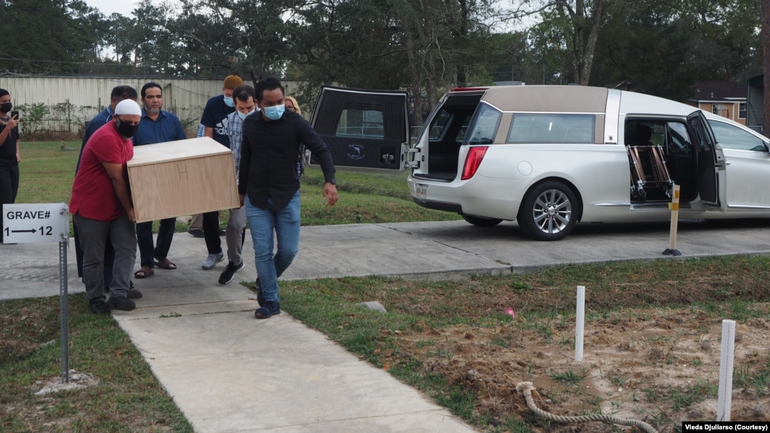 Beberapa relawan mengangkut peti jenazah Dylan Sada menuju ke peristirahatan terakhir, Rabu, 11 November 2020. (Foto: Vieda Djuliarso/pribadi)