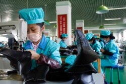 지난해 10월 북한 강원도 원산의 신발공장.