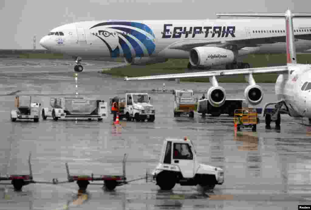 Pesawat EgyptAir yang memastikan penerbangan susulan dari Paris ke Kairo, setelah penerbangan MS804 hilang dari radar, di landasan bandar udara Charles de Gaulle di Paris, Perancis (19/5). (Reuters/Christian Hartmann)