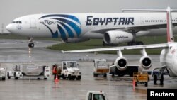 Sebuah pesawat EgyptAir di bandara Charles de Gaulle, Paris, Kamis (19/5). 