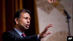 El gobernador Bobby Jindal fue el primero en atacar a Donald Trump, criticando su "conservadorismo". 