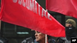 Un manifestante participa en una protesta contra el gobierno por la adjudicación a un consorcio chino-canadiense del campo petrolero más grande del país, en Quito, Ecuador, el martes 11 de marzo de 2025.