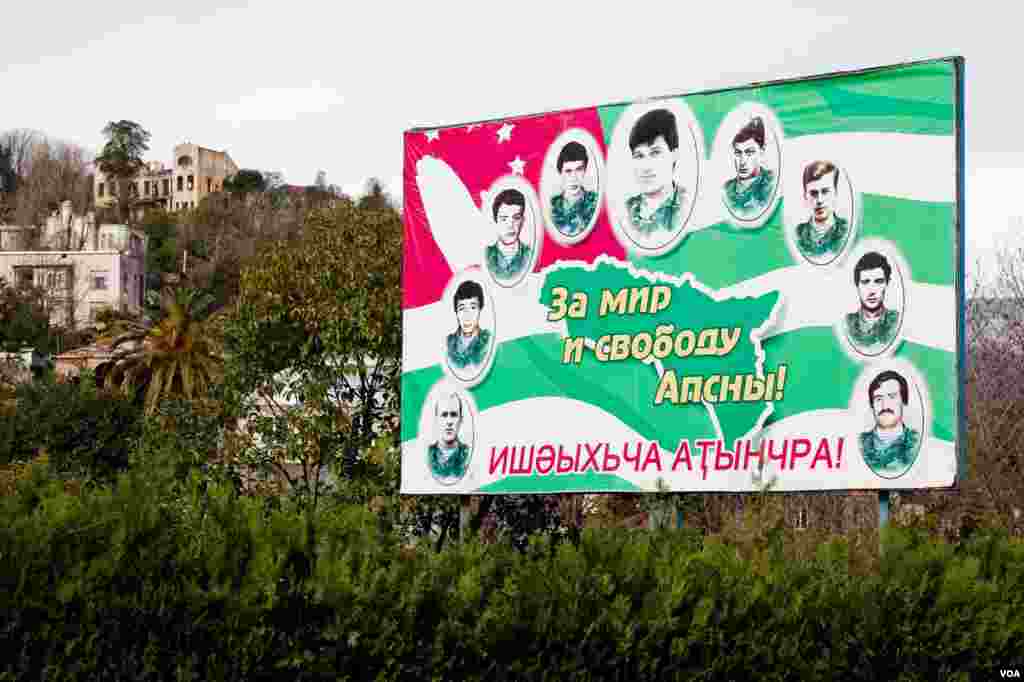 Images of war heroes are superimposed on the Abkhaz flag, with the inscription in Russian and Abkhaz: “For the peace and freedom of Abkhazia!” (V. Undritz/VOA) 