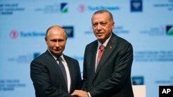 Le président russe Vladimir Poutine, à gauche, et le président turc Recep Tayyip Erdogan, à Istanbul, le lundi 19 novembre 2018. (AP Photo / Lefteris Pitarakis)